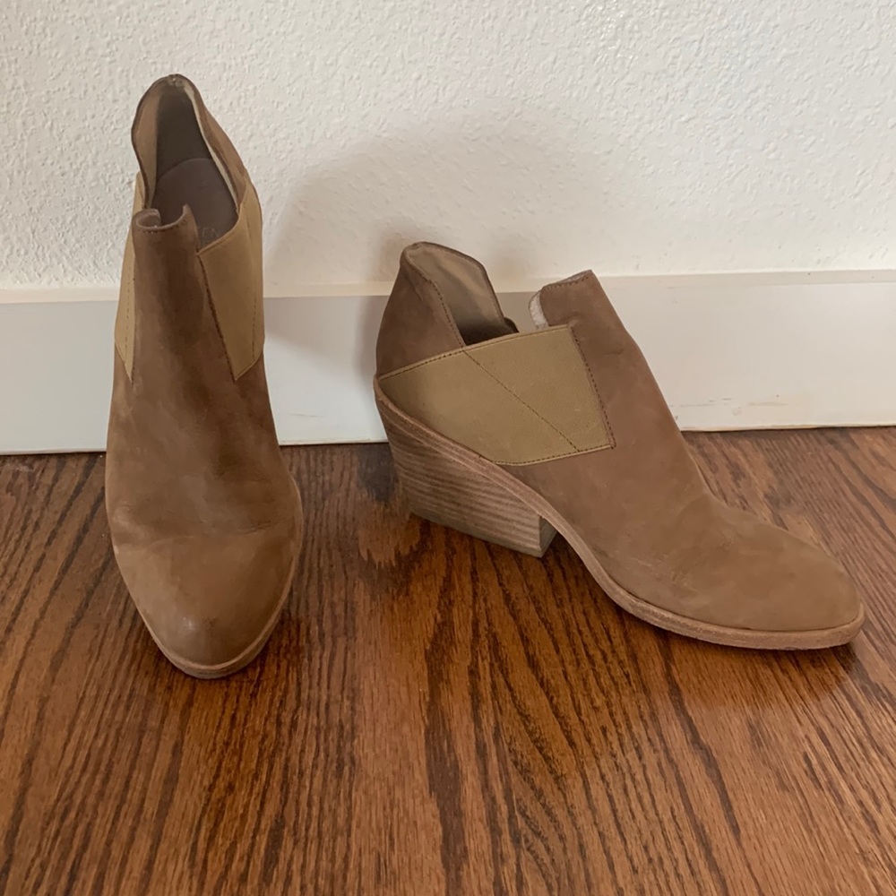 Eileen Fisher Even Tumbled Nubuck Ankle Booties in Tan, Sz 7